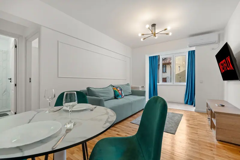 Apartament cu baghete decorative și accente turcoaz, Str. Vasile Pârvan, București, fotografia 1