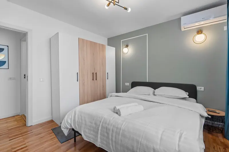 Apartament cu baghete decorative și accente turcoaz, Str. Vasile Pârvan, București, fotografia 3