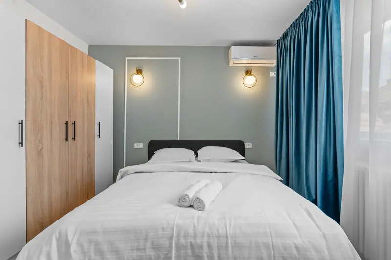 Apartament cu baghete decorative și accente turcoaz, Str. Vasile Pârvan, București, fotografia 4