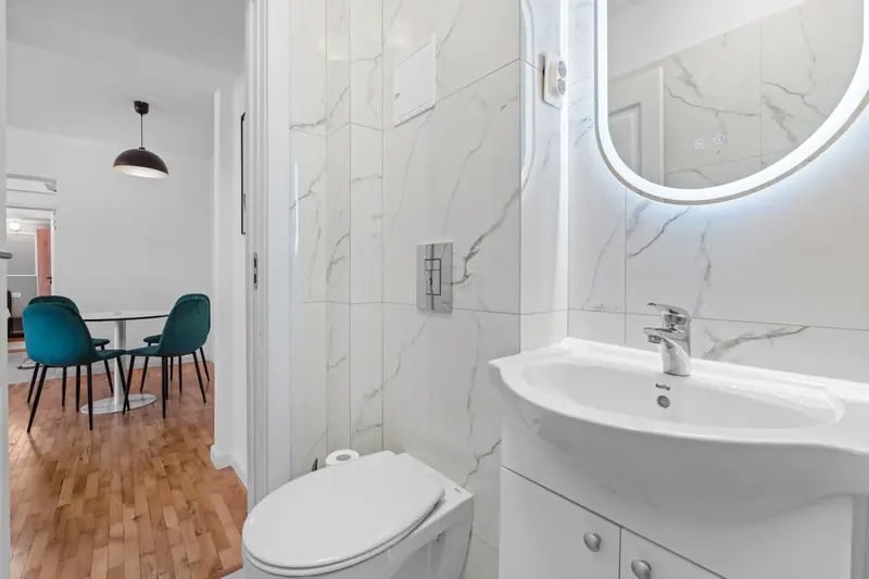 Apartament cu baghete decorative și accente turcoaz, Str. Vasile Pârvan, București, fotografia 6