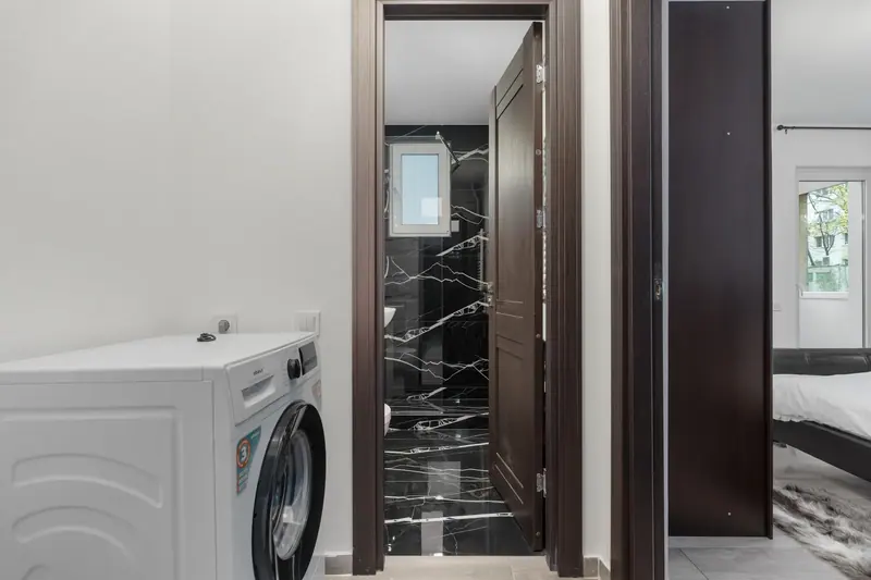Apartament cu baie din marmură neagră, București, fotografia 7