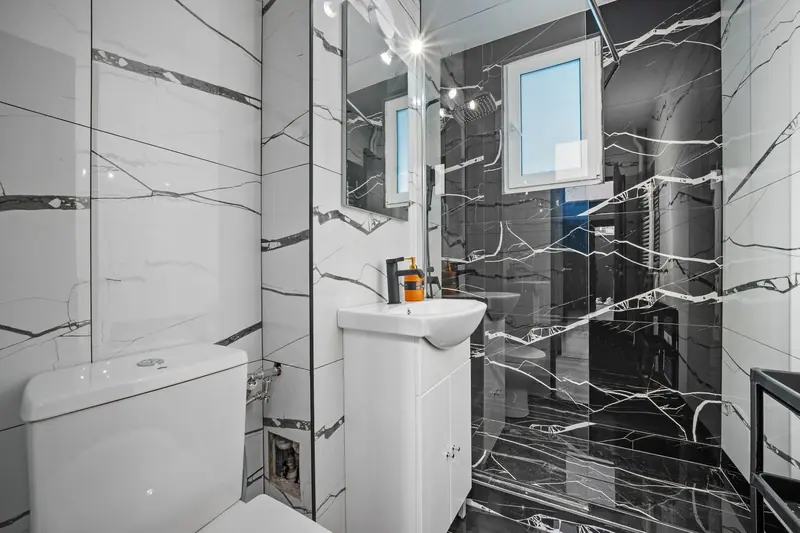 Apartament cu baie din marmură neagră, București, fotografia 8