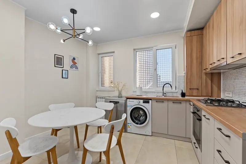 Apartament cu perete din cărămidă și tavan din lemn, Bd. Nicolae Bălcescu, București, fotografia 8