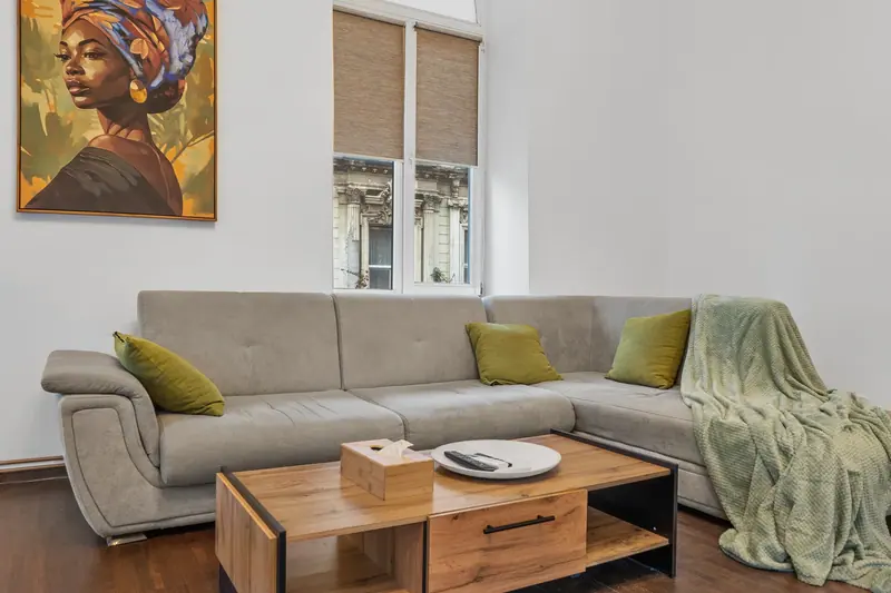 Apartament cu tavane înalte într-o clădire istorică, Calea Moșilor, București, fotografia 1