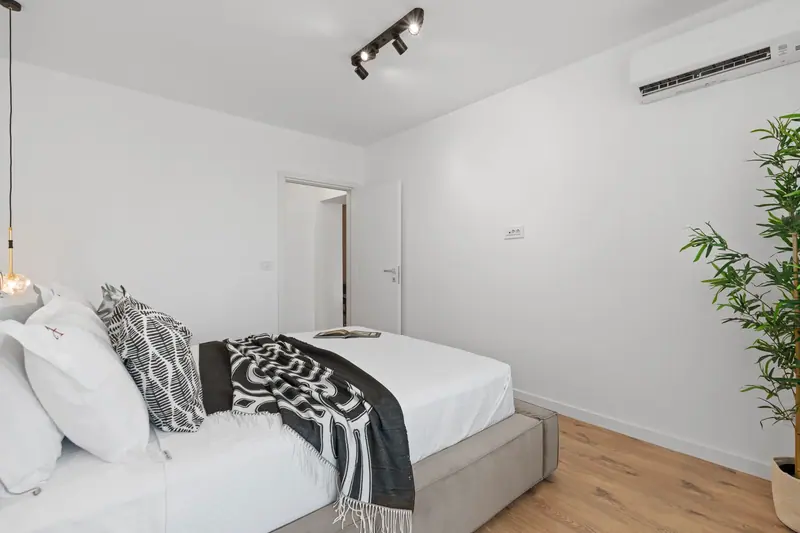 Apartament luminos cu accente de lemn, Ivory, fotografia 17