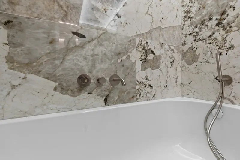 Apartament cu baie din marmură naturală, Cortina North, fotografia 15