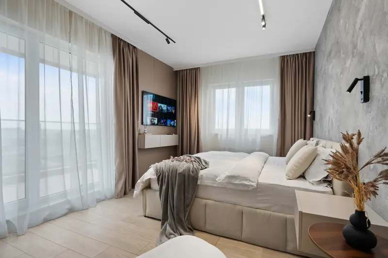 Apartament cu pereți din microciment, Ansambluri noi, fotografia 1