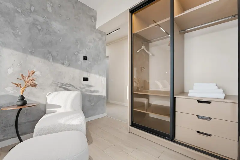 Apartament cu pereți din microciment, Ansambluri noi, fotografia 13