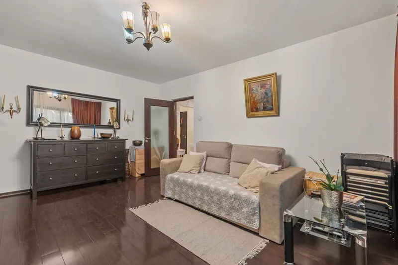 Apartament cu mobilier clasic din lemn, București, fotografia 1