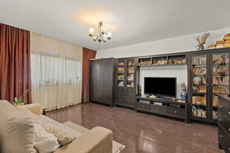 Apartament cu mobilier clasic din lemn, București, fotografia 3