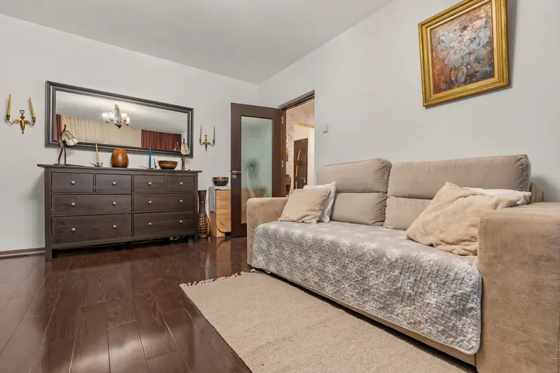 Apartament cu mobilier clasic din lemn, București, fotografia 4