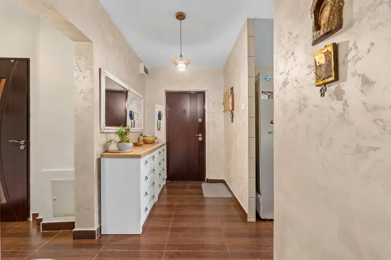 Apartament cu mobilier clasic din lemn, București, fotografia 5