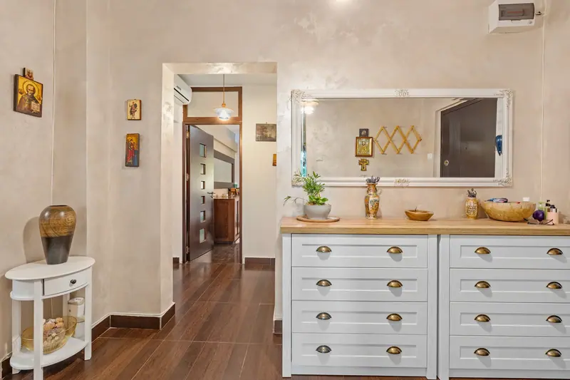 Apartament cu mobilier clasic din lemn, București, fotografia 6