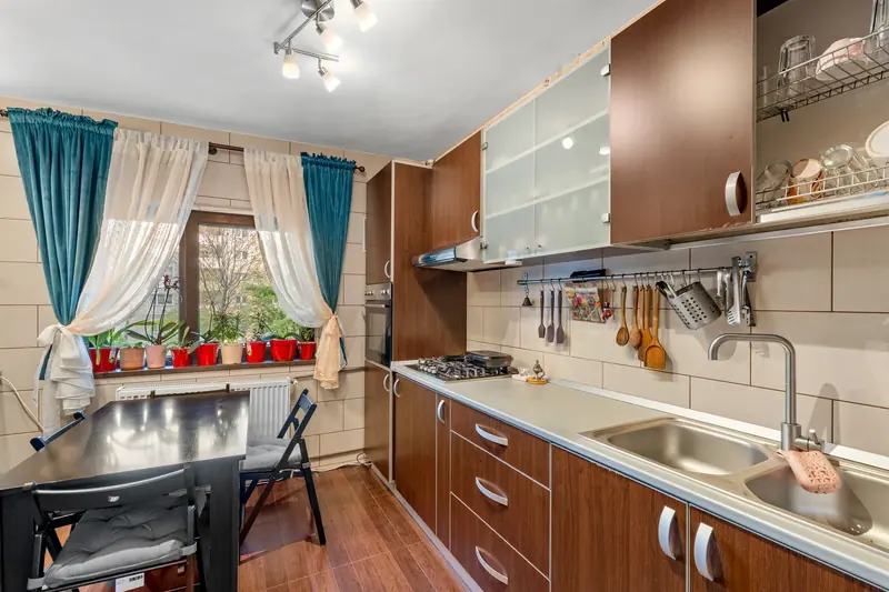 Apartament cu mobilier clasic din lemn, București, fotografia 7