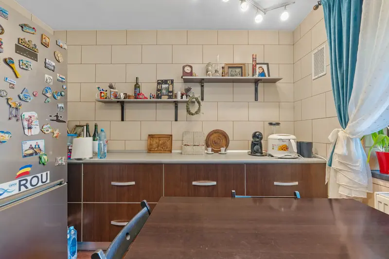 Apartament cu mobilier clasic din lemn, București, fotografia 8
