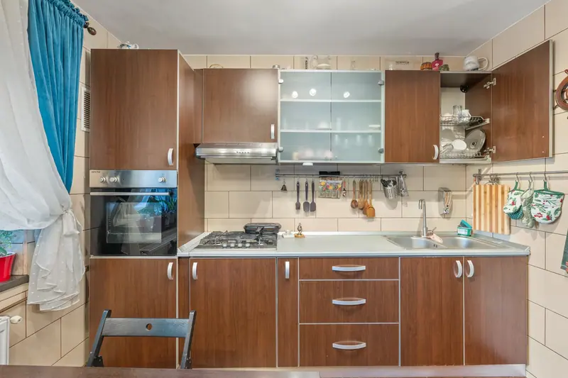 Apartament cu mobilier clasic din lemn, București, fotografia 9