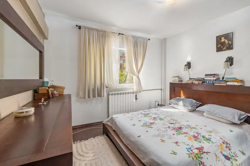 Apartament cu mobilier clasic din lemn, București, fotografia 10