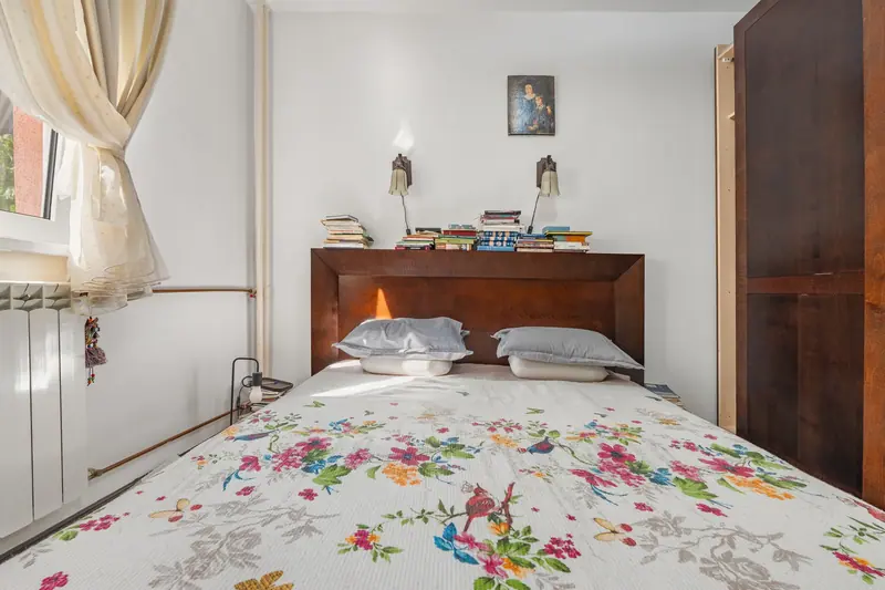 Apartament cu mobilier clasic din lemn, București, fotografia 12