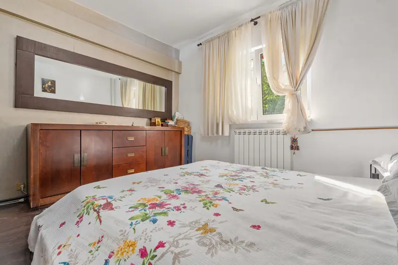 Apartament cu mobilier clasic din lemn, București, fotografia 13