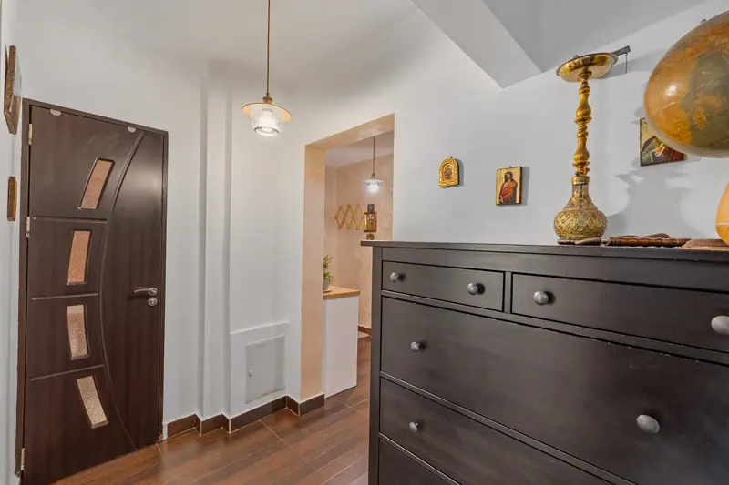 Apartament cu mobilier clasic din lemn, București, fotografia 14
