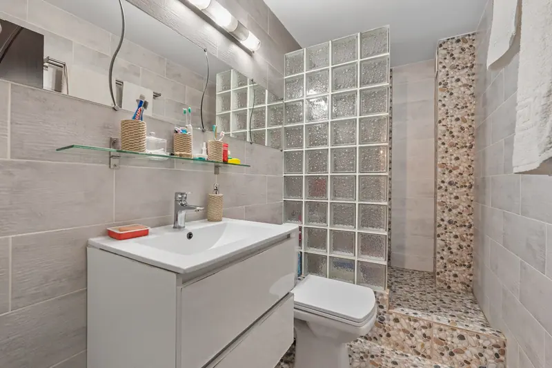 Apartament cu mobilier clasic din lemn, București, fotografia 15