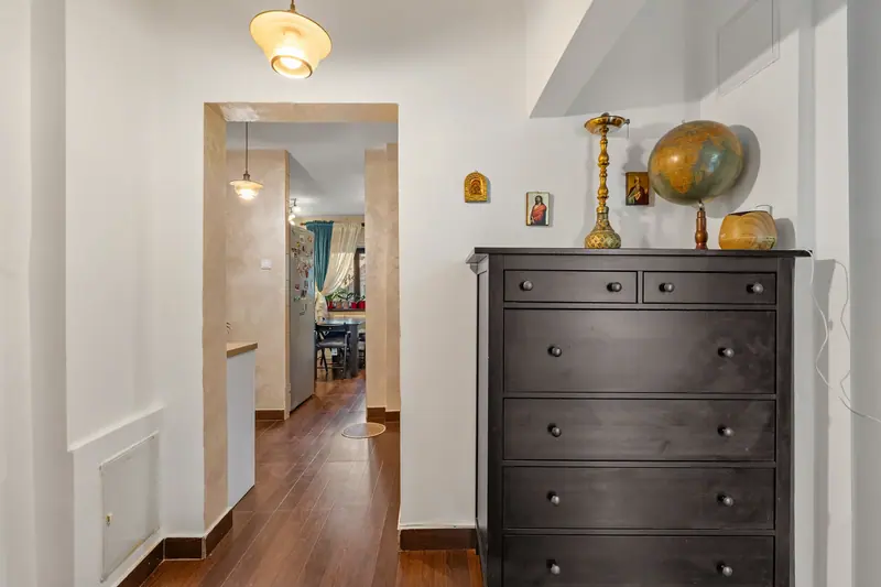 Apartament cu mobilier clasic din lemn, București, fotografia 17