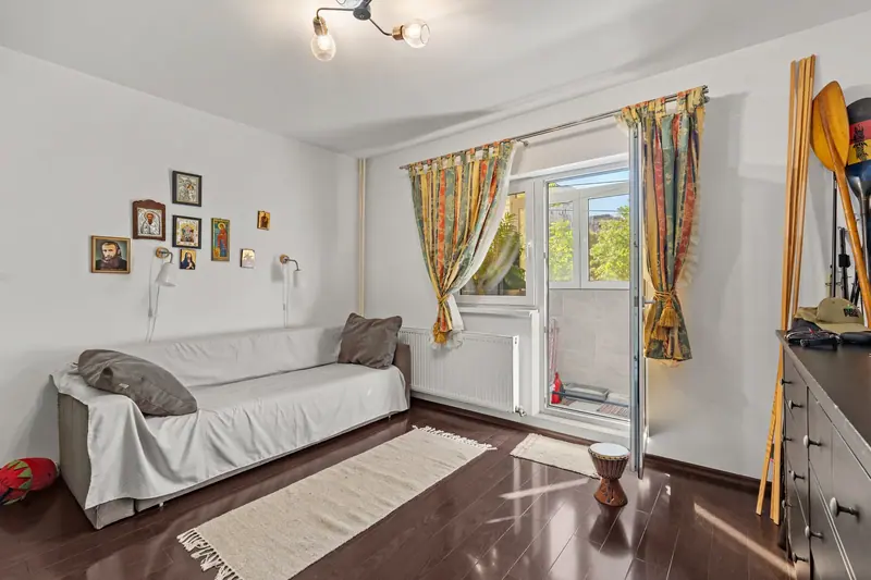 Apartament cu mobilier clasic din lemn, București, fotografia 18