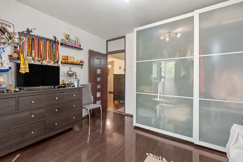 Apartament cu mobilier clasic din lemn, București, fotografia 19