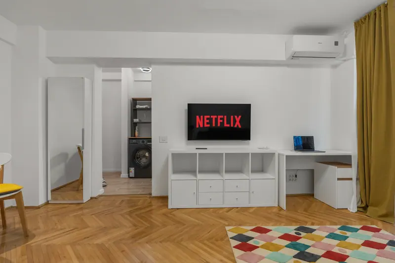 Apartament cu parchet în spic și canapea verde, Str. Vasile Pârvan, București, fotografia 2