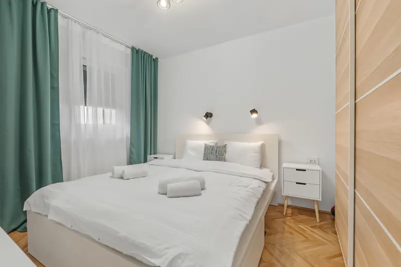 Apartament cu parchet în spic și canapea verde, Str. Vasile Pârvan, București, fotografia 3