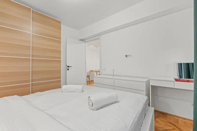 Apartament cu parchet în spic și canapea verde, Str. Vasile Pârvan, București, fotografia 5