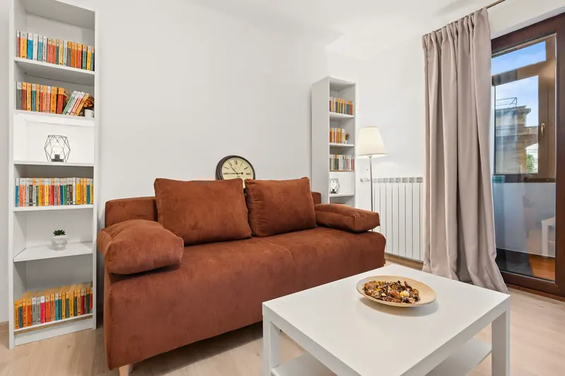 Apartament cu bibliotecă și canapea cărămizie, Piața Kogălniceanu, București, fotografia 1