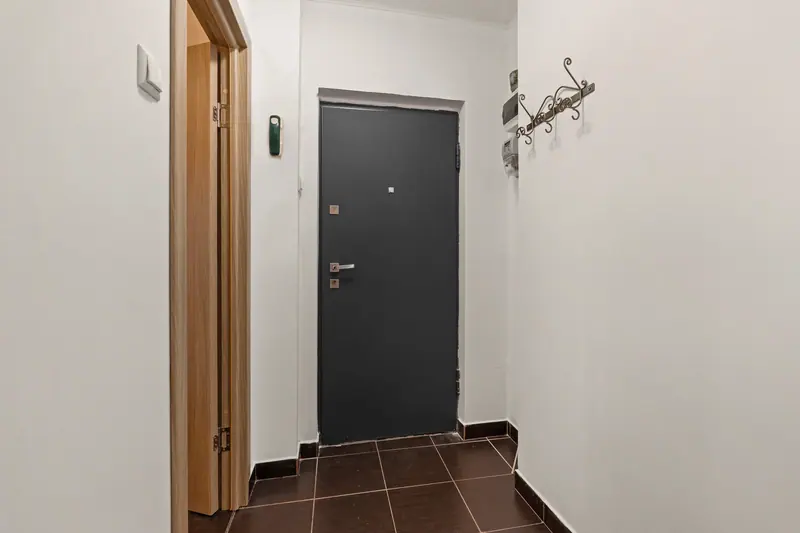Apartament cu bibliotecă și canapea cărămizie, Piața Kogălniceanu, București, fotografia 2
