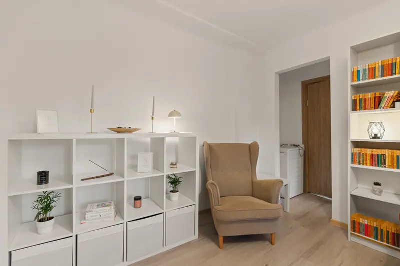 Apartament cu bibliotecă și canapea cărămizie, Piața Kogălniceanu, București, fotografia 3