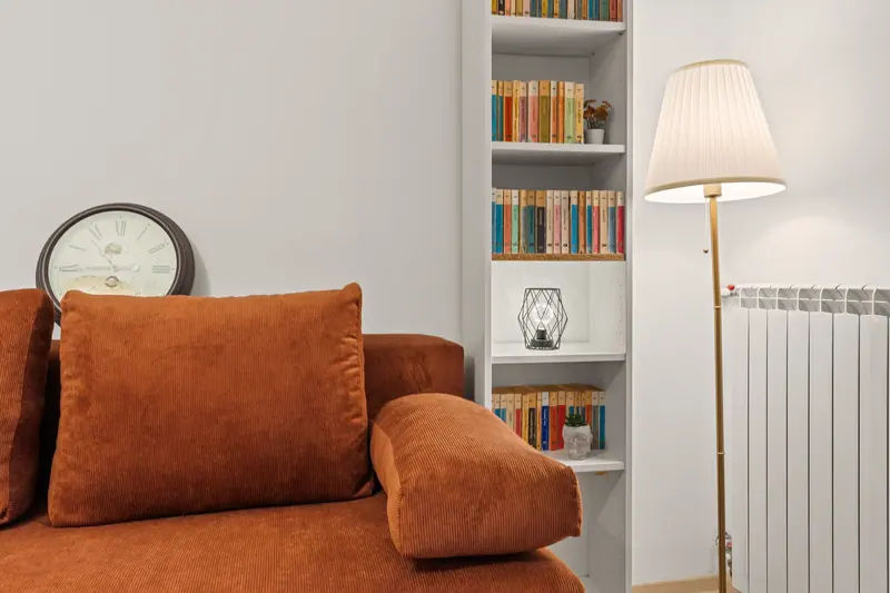Apartament cu bibliotecă și canapea cărămizie, Piața Kogălniceanu, București, fotografia 4