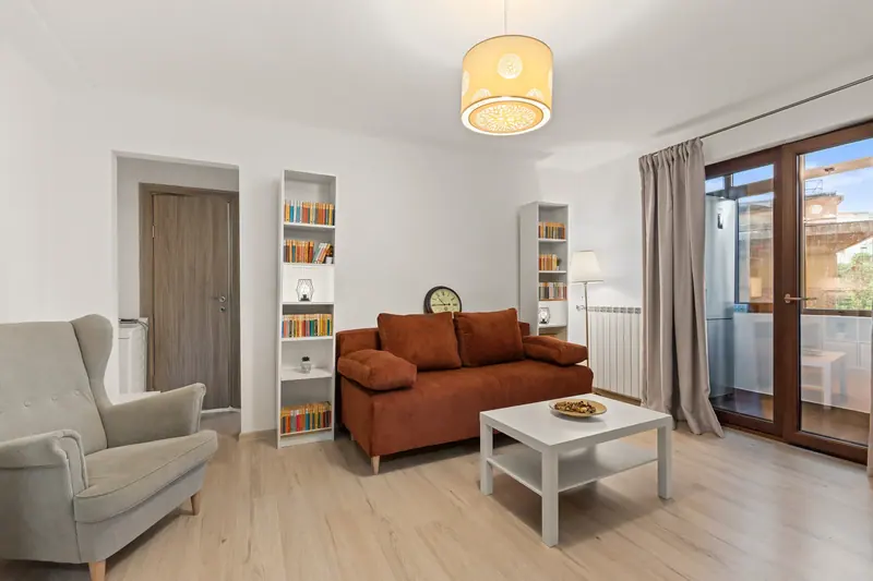 Apartament cu bibliotecă și canapea cărămizie, Piața Kogălniceanu, București, fotografia 5