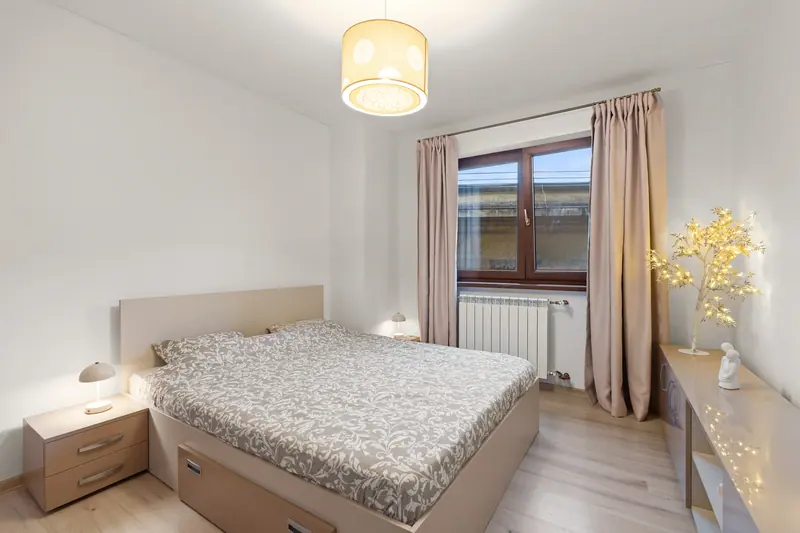Apartament cu bibliotecă și canapea cărămizie, Piața Kogălniceanu, București, fotografia 8