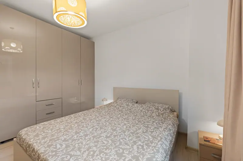 Apartament cu bibliotecă și canapea cărămizie, Piața Kogălniceanu, București, fotografia 9