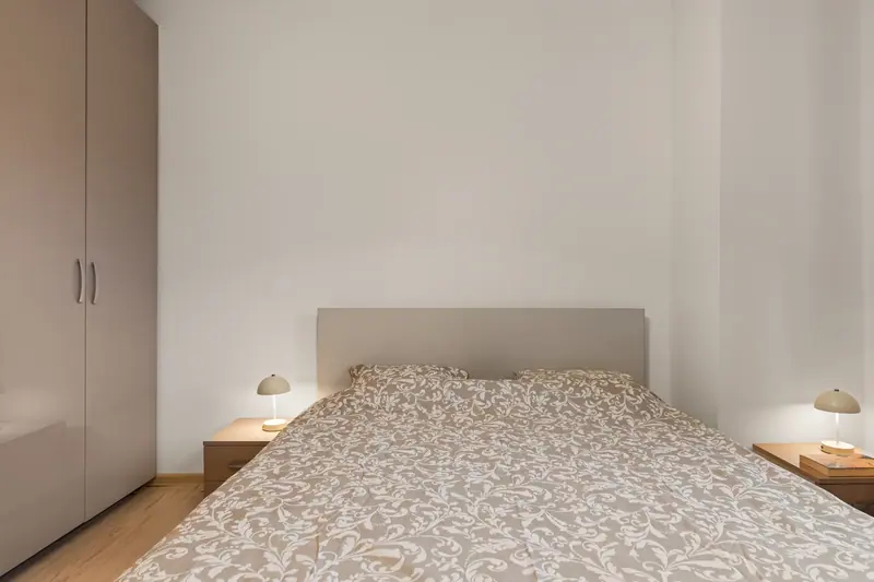 Apartament cu bibliotecă și canapea cărămizie, Piața Kogălniceanu, București, fotografia 10
