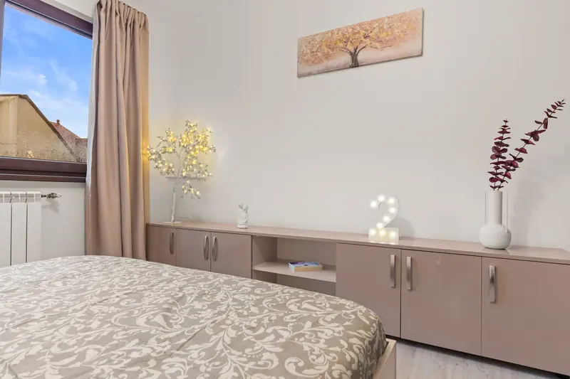 Apartament cu bibliotecă și canapea cărămizie, Piața Kogălniceanu, București, fotografia 12