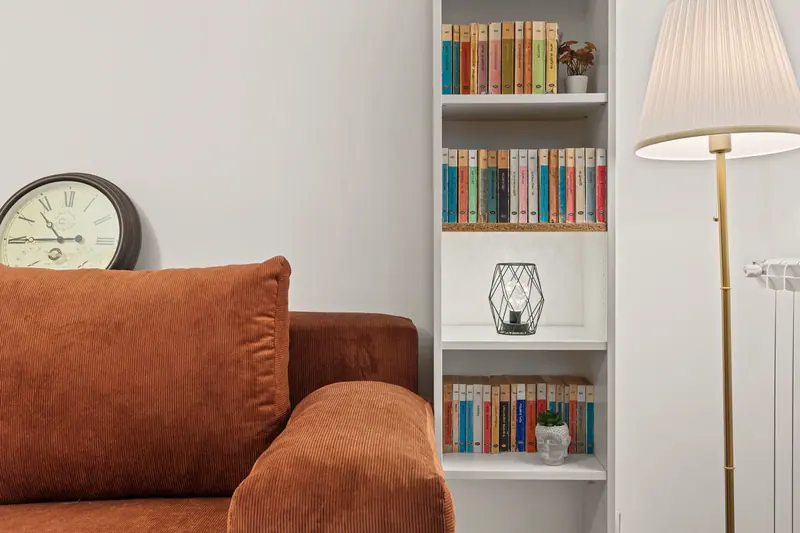 Apartament cu bibliotecă și canapea cărămizie, Piața Kogălniceanu, București, fotografia 15