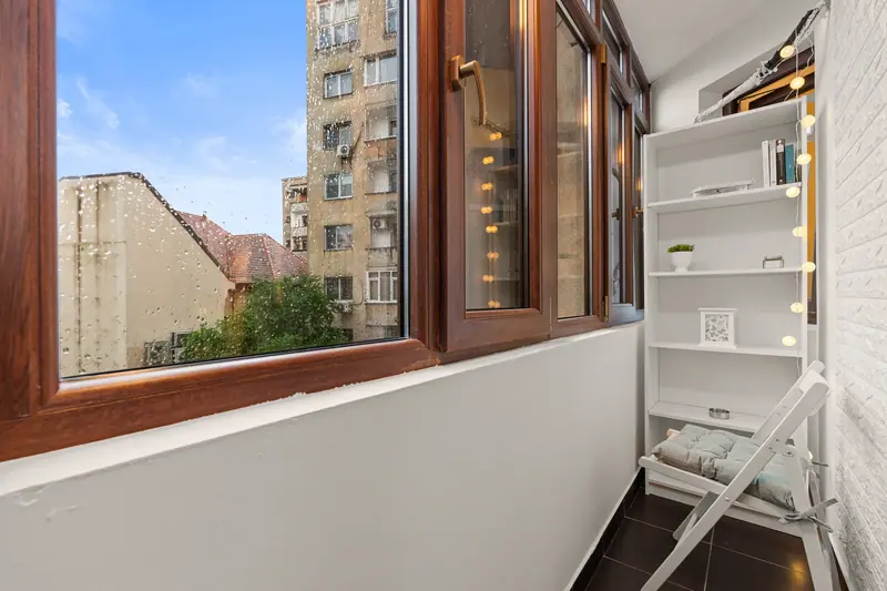 Apartament cu bibliotecă și canapea cărămizie, Piața Kogălniceanu, București, fotografia 16