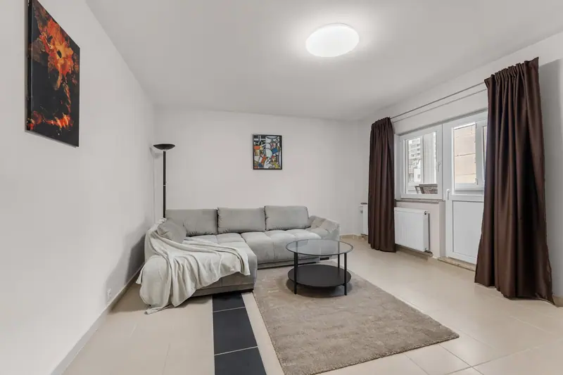 Apartament renovat cu bucătărie din lemn închis, București, fotografia 1