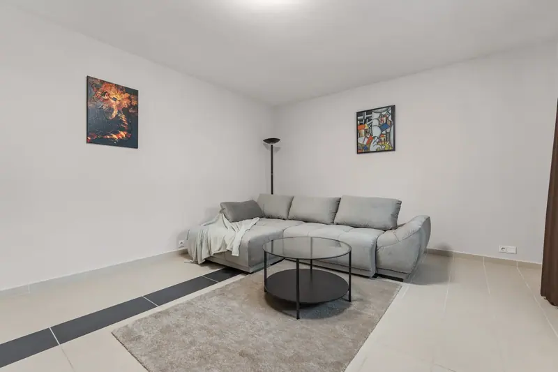 Apartament renovat cu bucătărie din lemn închis, București, fotografia 2