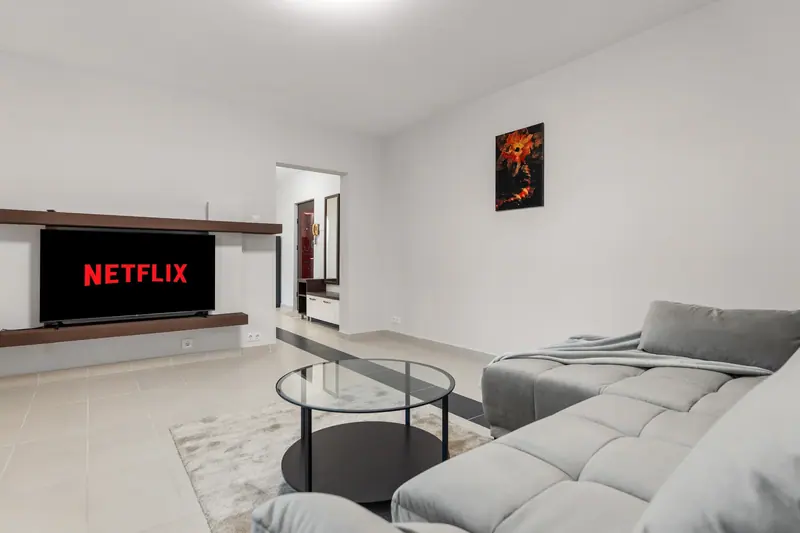 Apartament renovat cu bucătărie din lemn închis, București, fotografia 3