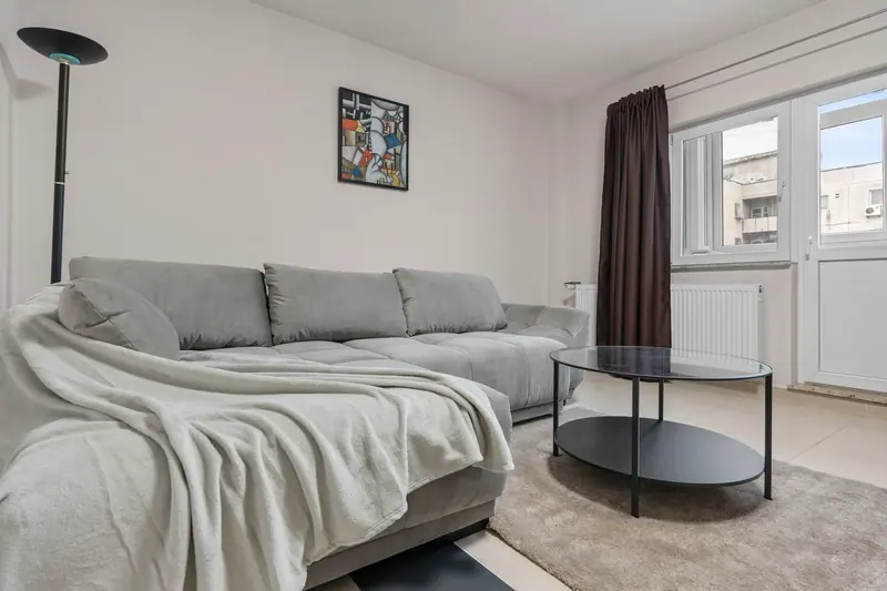 Apartament renovat cu bucătărie din lemn închis, București, fotografia 4