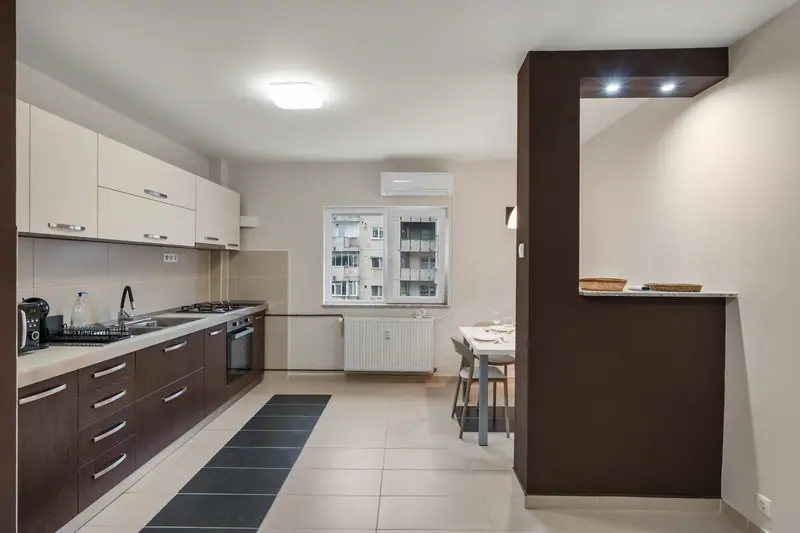Apartament renovat cu bucătărie din lemn închis, București, fotografia 5