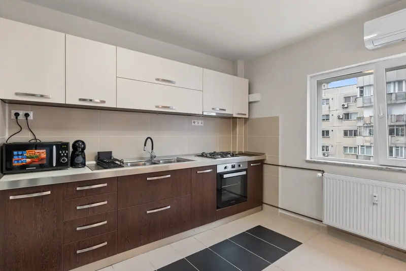 Apartament renovat cu bucătărie din lemn închis, București, fotografia 6