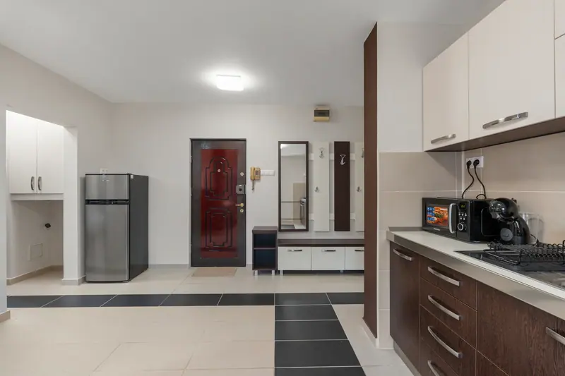 Apartament renovat cu bucătărie din lemn închis, București, fotografia 8