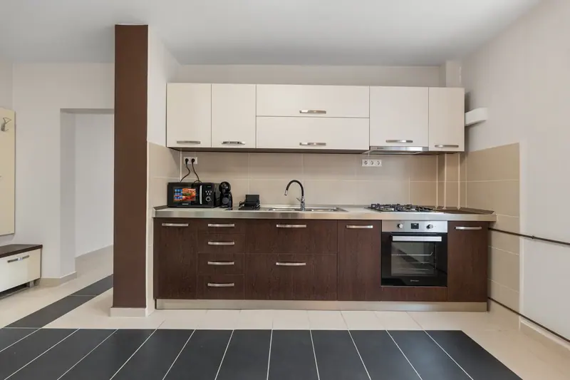 Apartament renovat cu bucătărie din lemn închis, București, fotografia 9